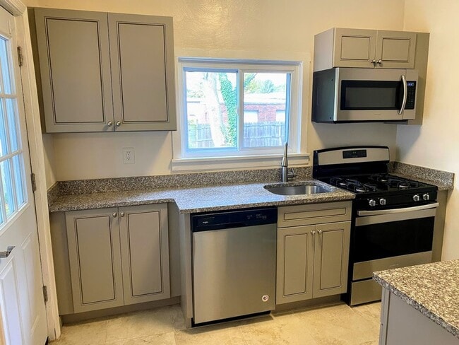 Building Photo - Beautiful Single Family Home in Highland Park