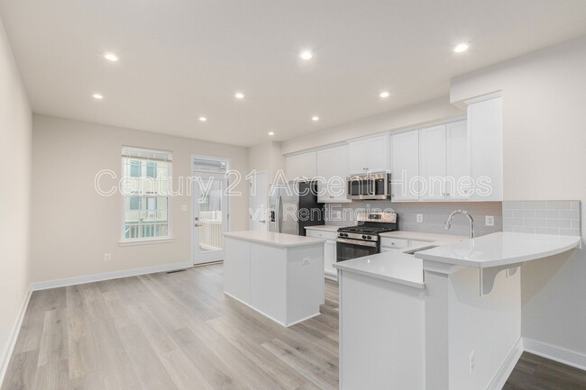 Building Photo - 14020 Sunrise Valley Dr