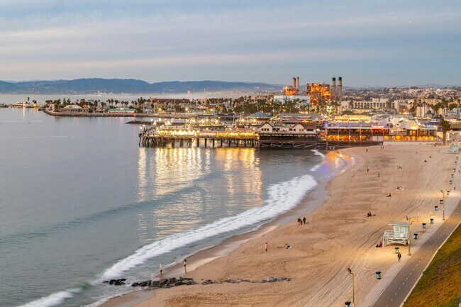 Building Photo - 565 Esplanade