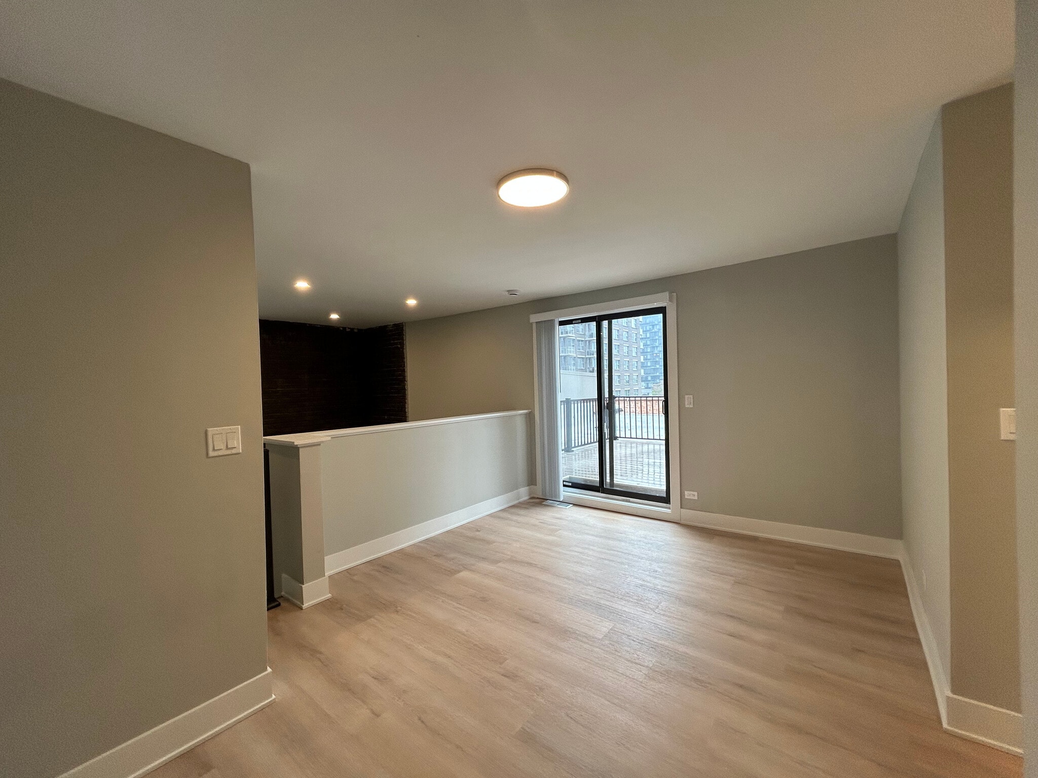 Building Photo - 1214 N La Salle Dr