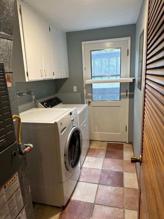 Building Photo - Beautifully updated 4 bedroom 2 bathroom h...