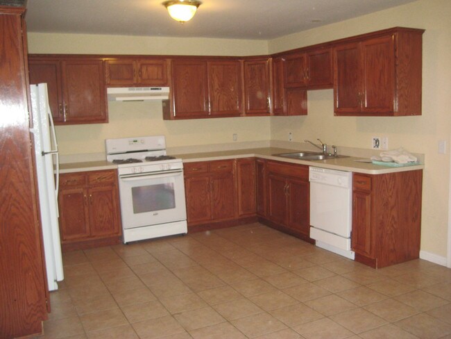 Interior Photo - 1104-1100 Beauchamp Ave