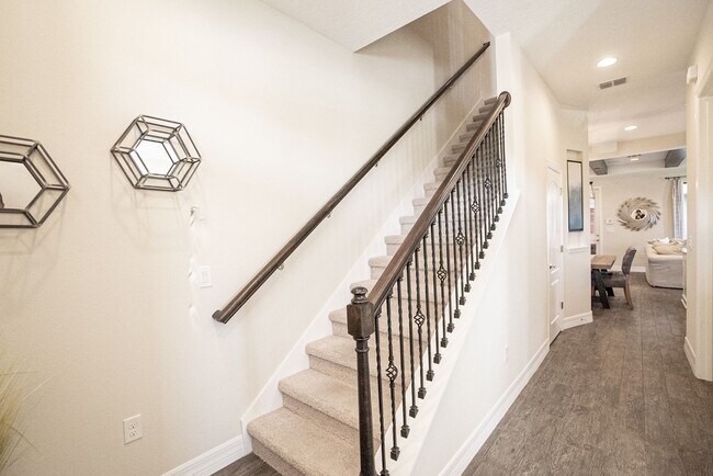 Building Photo - 3/2.5 Beautiful Model Townhome with Screened Courtyard & 2 Car Garage
