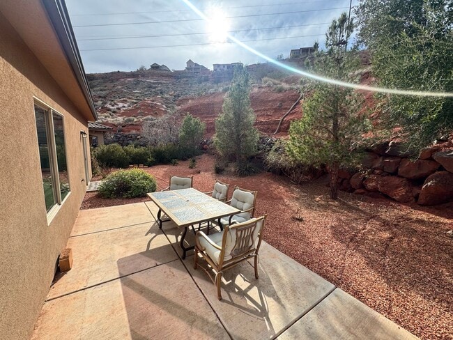 Building Photo - Short Term Fully Furnished Rental! Available May 1st - October 31st!