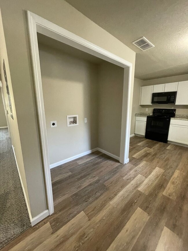 Building Photo - Updated 3 Bedroom 2 Bath Home-Located in Boone, IA