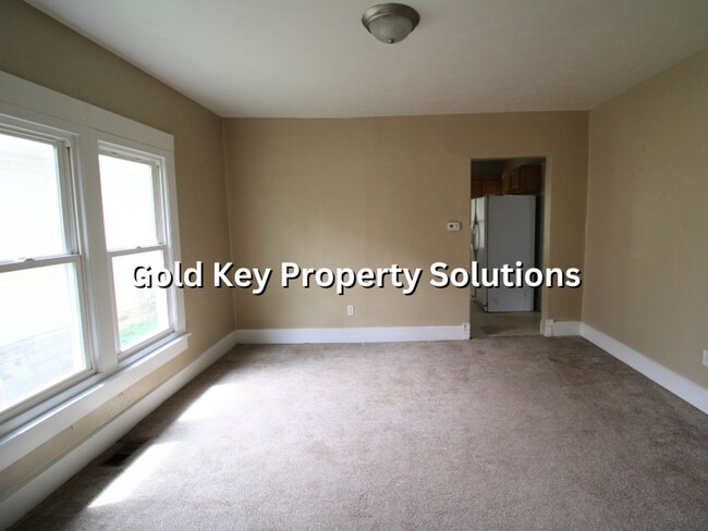 Building Photo - Attractive 2 BR 1 BA House with Central Air and Huge Front Porch (SECTION 8 APPROVED)
