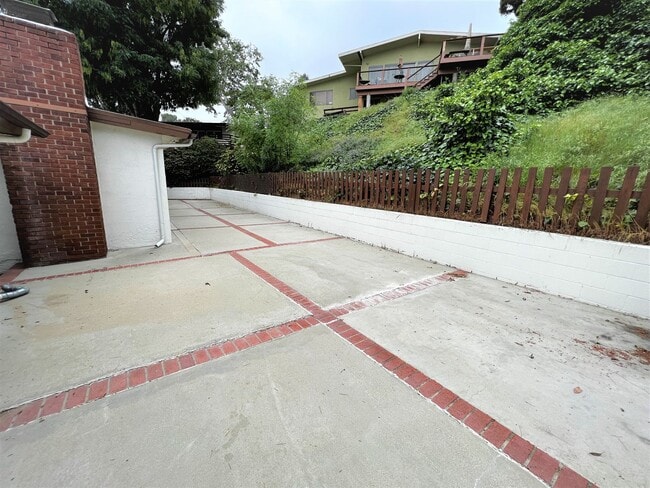 Building Photo - Gorgeous 3 Bedroom 1.5 Bath Home located i...