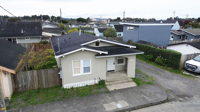 Primary Photo - Charming Bungalow in Henderson Center!