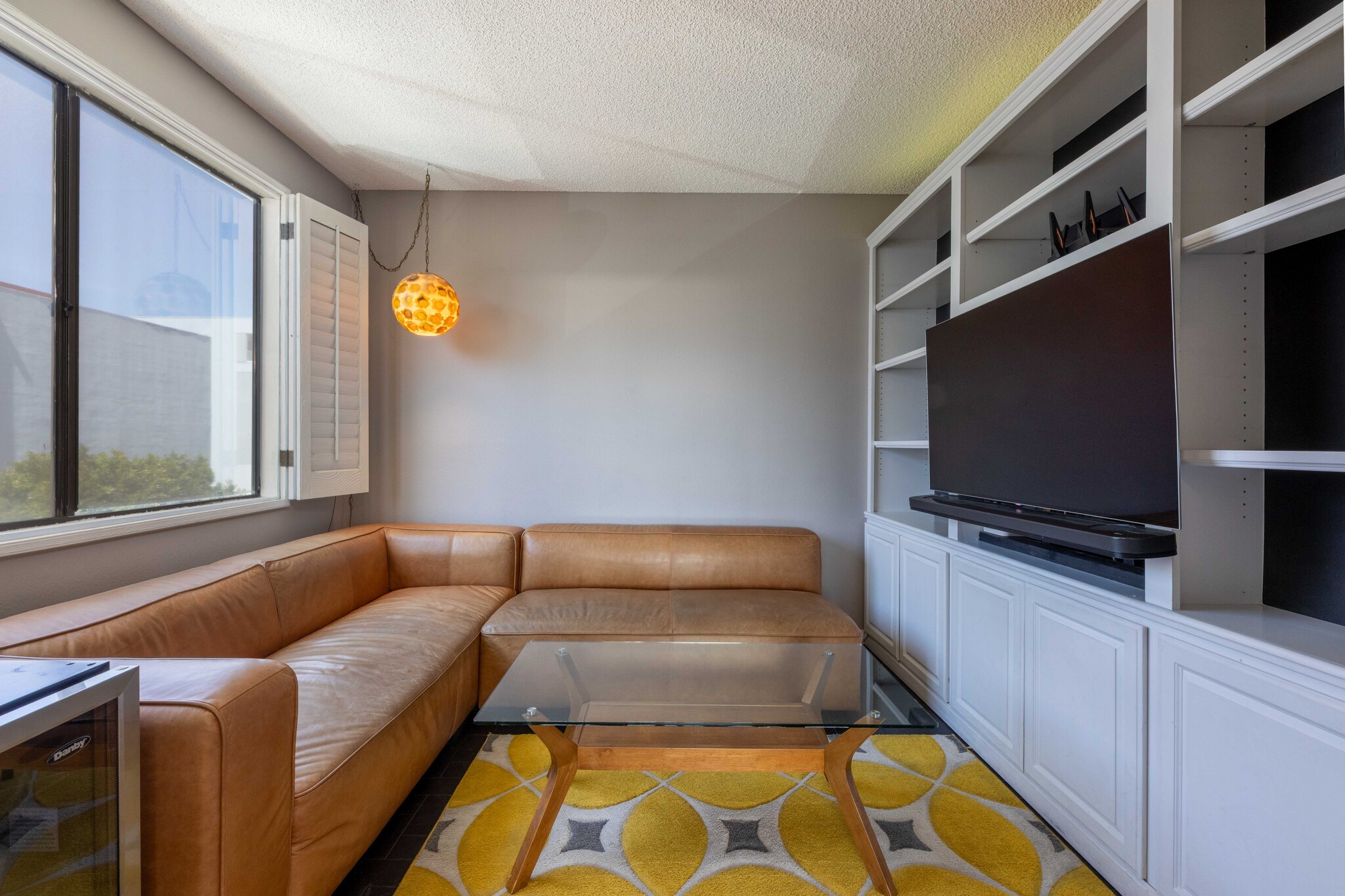 den/office - 11322 Camarillo St