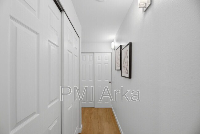 Building Photo - 12107 NE Bel Red Rd