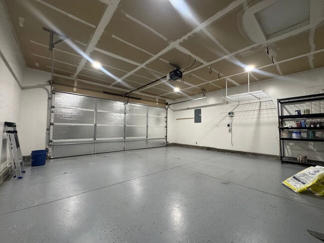 Building Photo - Modern and Updated 3bd/2b Home for Rent in...