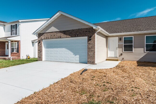 Building Photo - 2 bed 2 bth duplex- available now