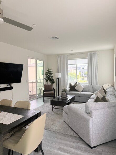 Building Photo - 5216 Beachfront Cove St
