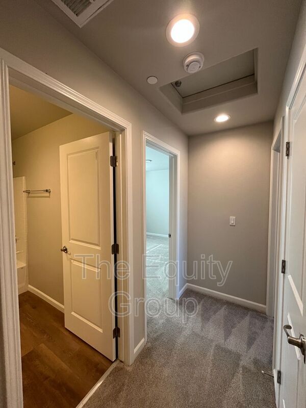 Building Photo - 405 S Summit St