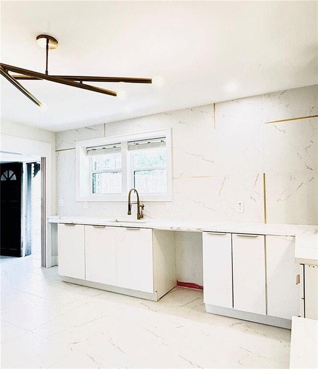 Building Photo - 38 Delmont Dr NE