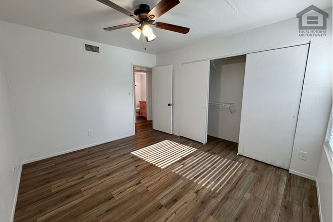 Building Photo - 2Bed/1Bath Apartment at 52nd St/Oak St! Ready for Immediate Move-In – GROUND FLOOR UNIT!