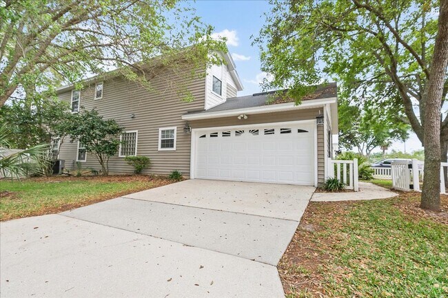 Building Photo - Lovely contemporary home in popular South Jax Beach!
