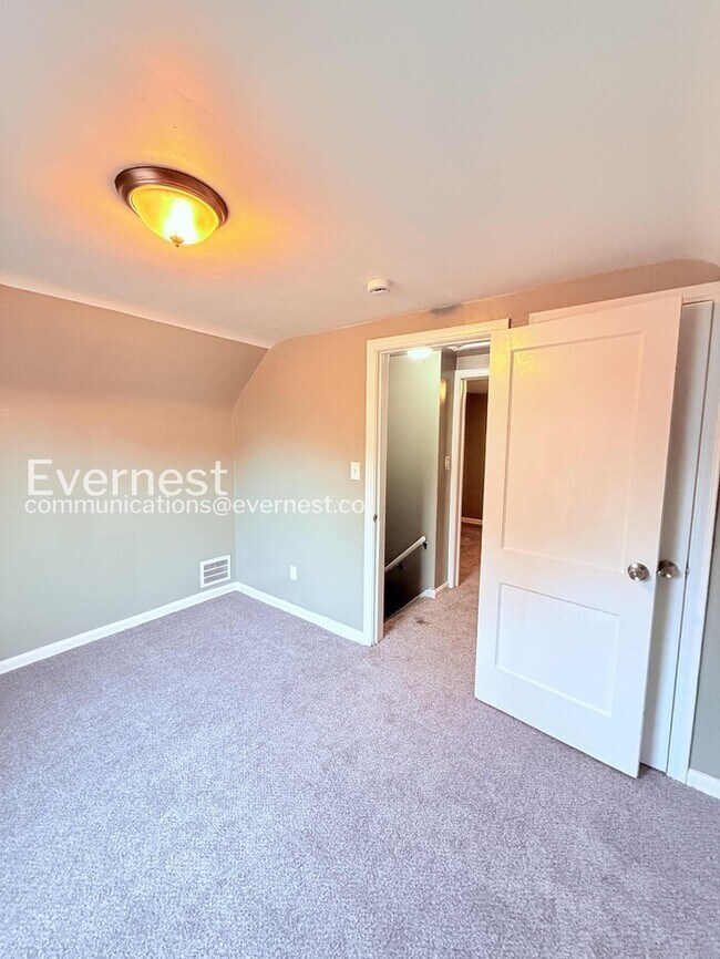 Building Photo - Charming Home with Detached Garage and Basement! | Pet Friendly