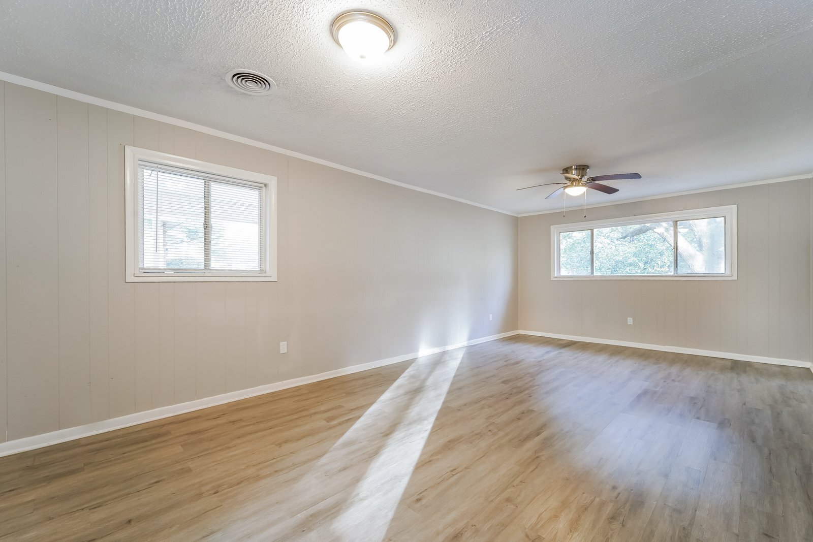 Building Photo - 2975 Lakewood Dr