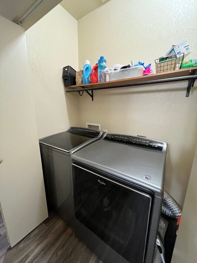 Building Photo - 4 BEDROOM HOME!