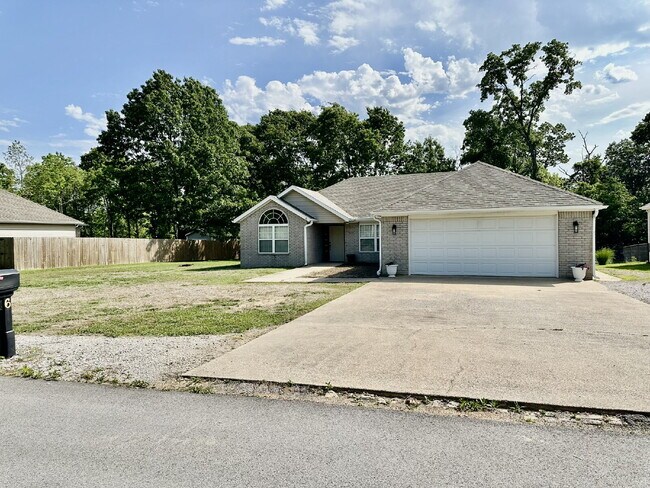 Building Photo - 6 Roessler Ln