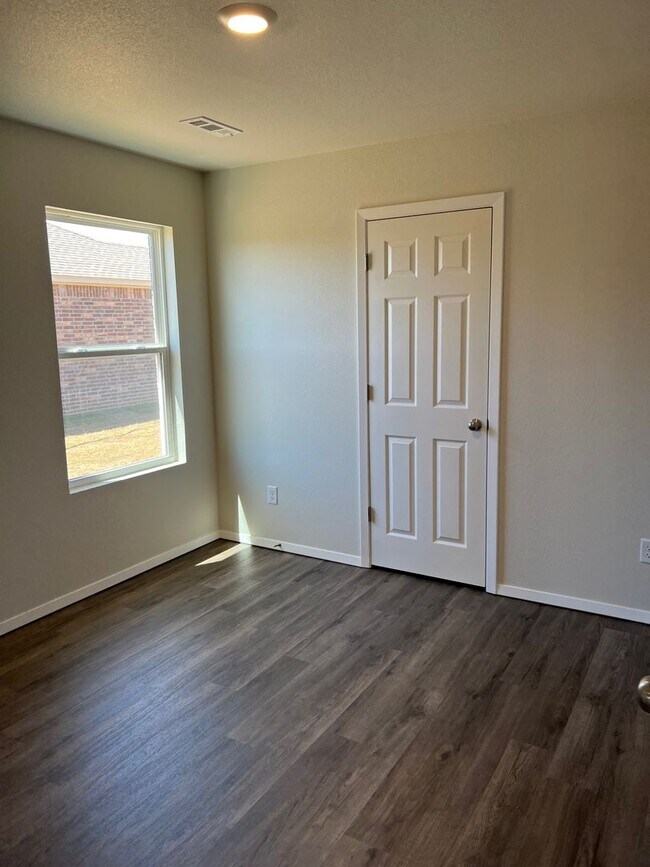 Building Photo - 900 W Tanner Dr