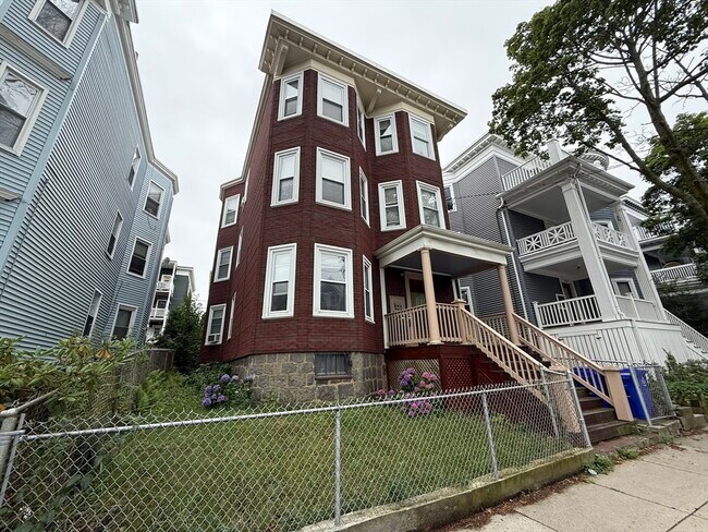Building Photo - 261 E Cottage St