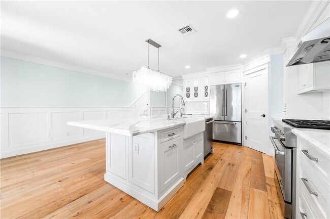 Building Photo - 308 7th St