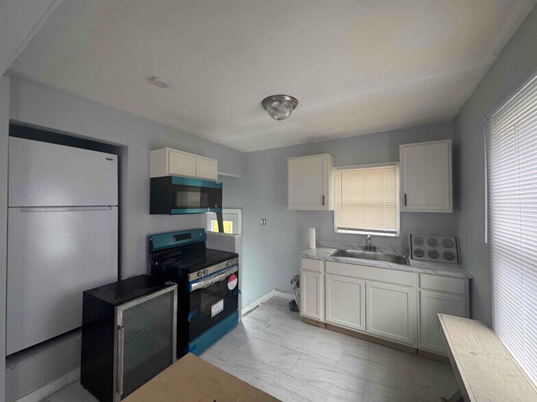 Building Photo - 1052 Covert Ave