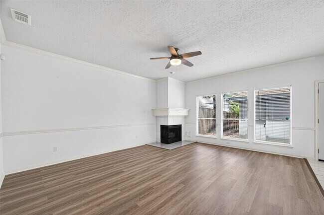 Building Photo - 1253 El Camino Village Dr