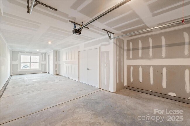 Building Photo - 425 Blairhill Rd