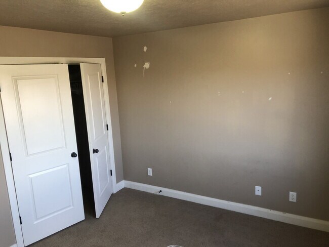 Building Photo - "Spacious 3-Bedroom Townhouse Retreat with 2.5 Baths in the Heart of Washington, UT!"