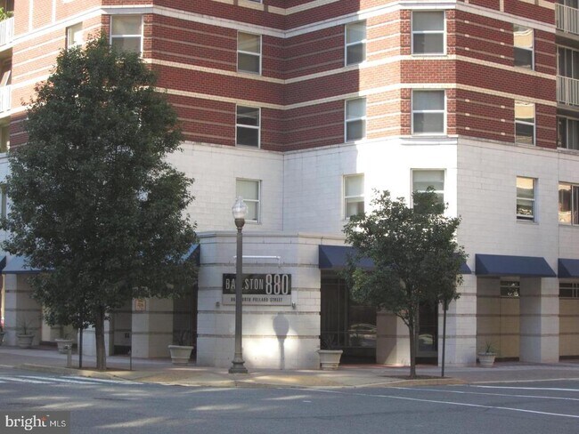Building Photo - 880 N Pollard St