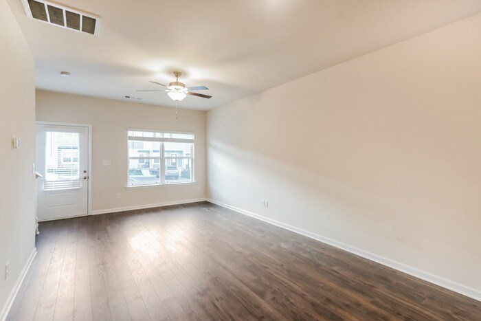 Building Photo - 6082 Cullen Dr