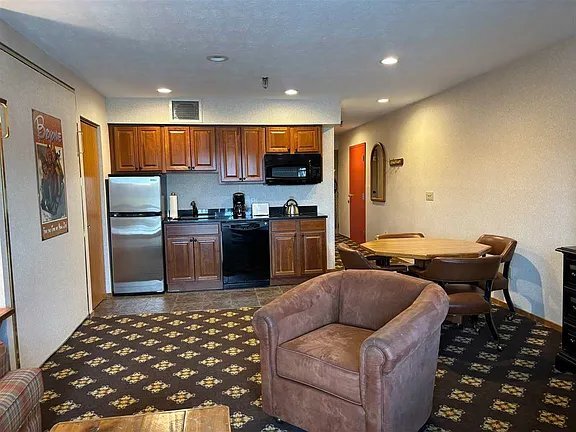 Building Photo - 5620 Highlands Dr