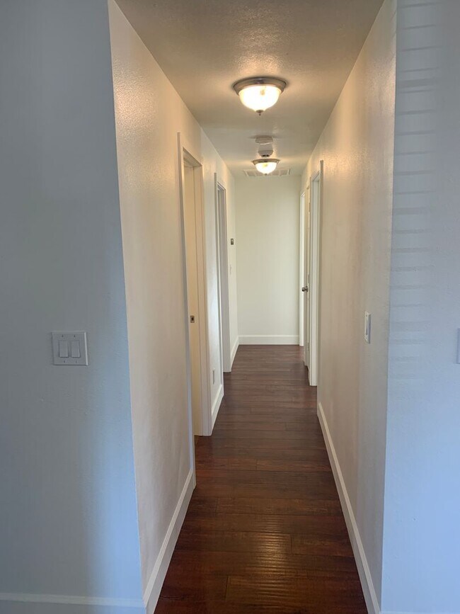 Building Photo - ***Newly Renovated Spacious and Bright 3 B...