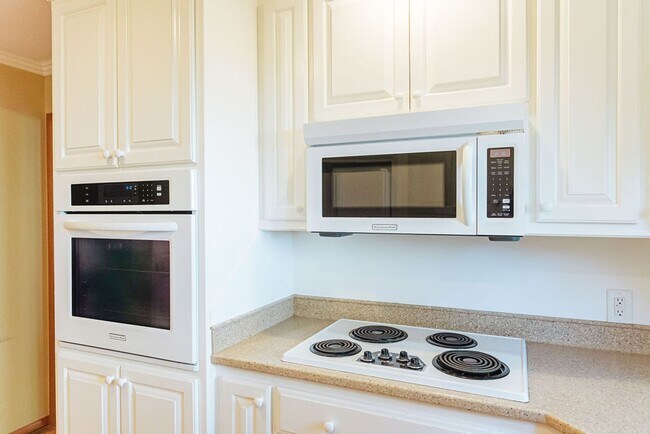 Building Photo - 3 Bed 3 Bath Home