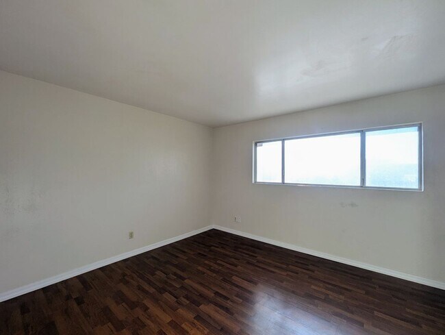 Building Photo - 2233 W Farmdale Ave