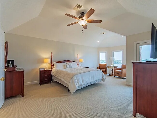 Building Photo - 3BR 2.5 BA, Towhouse with River Veiw