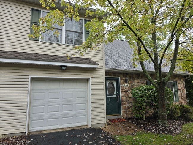 Building Photo - Charming Townhome in Park Forest Village -...