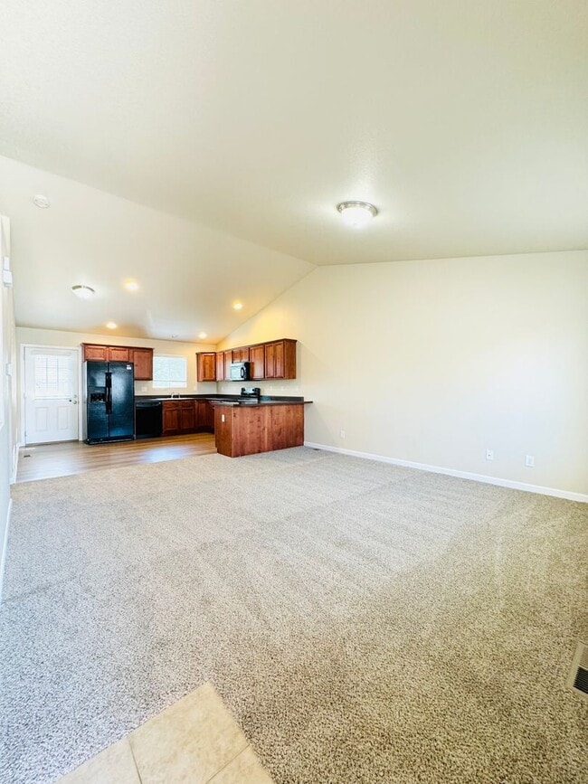 Building Photo - Spacious 3 Bedroom 2 Bath Ranch Style Home