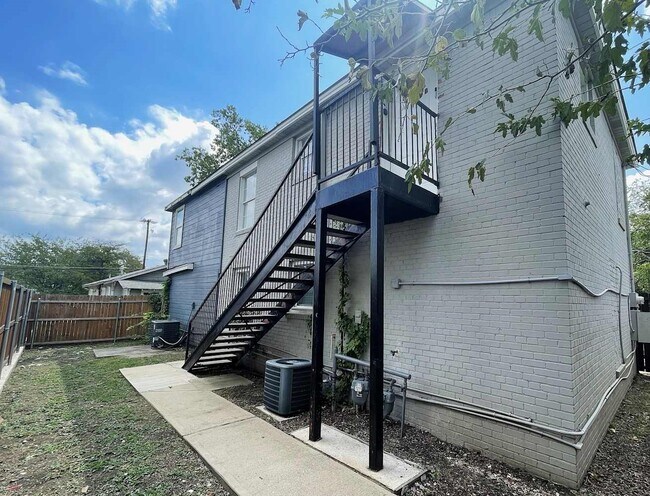 Building Photo - 403 E Standifer St