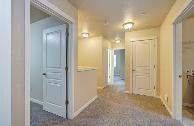 Building Photo - Charming 4 bd 2.5 ba Vancouver Home - Available Now!