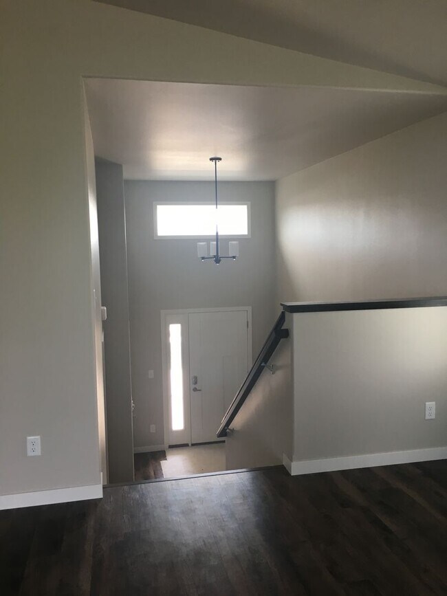 Building Photo - 4 Bed 2 Bath Single Family Home