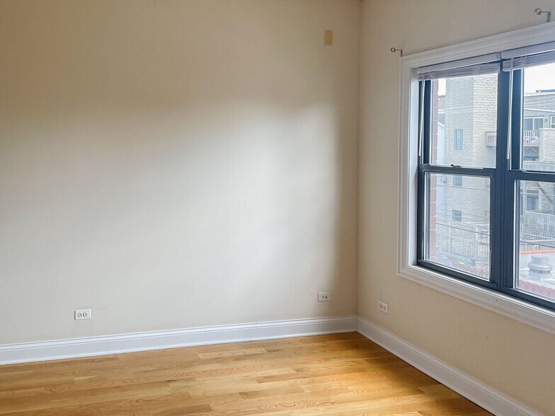 Building Photo - 3229 N Kenmore Ave