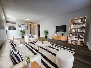 Building Photo - Spacious 2-Bedroom Apartment with Private ...