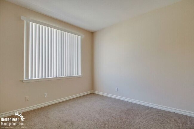Building Photo - Immaculate 3Bdm 2.5Ba Townhouse with  2-Car Garage