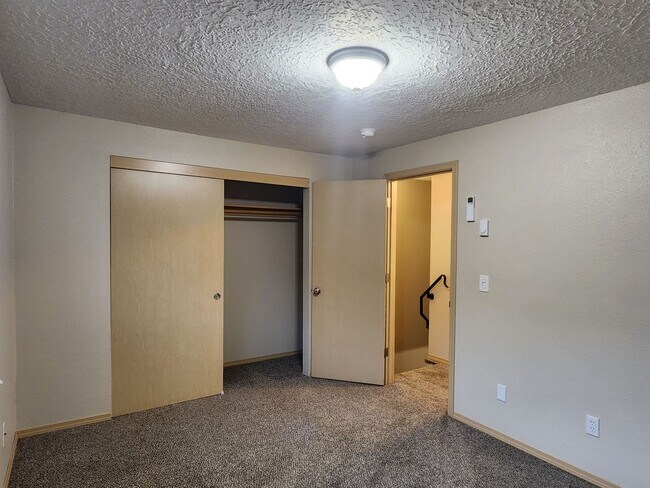 Building Photo - 1ST  FULL  MONTH'S  RENT  FREE   Pet-friendly Townhouse Near Parks and Downtown Newberg