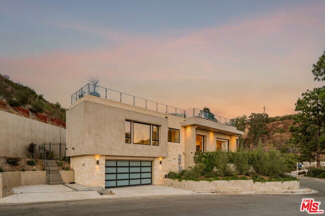 Building Photo - 1205 Las Lomas Pl