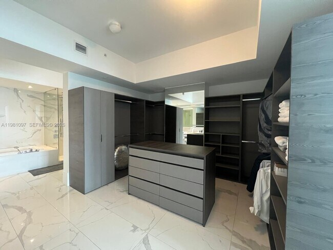 Building Photo - 5500 Island Estates Dr